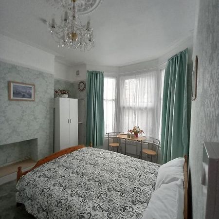 Mari London Holiday Room Ілфорд Екстер'єр фото