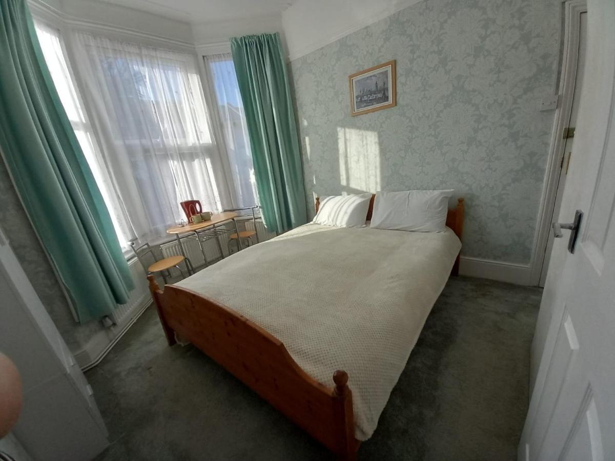 Mari London Holiday Room Ілфорд Екстер'єр фото