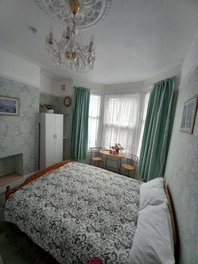 Mari London Holiday Room Ілфорд Екстер'єр фото